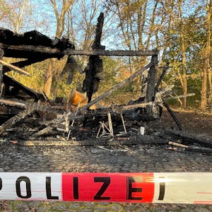 Die Grillhütte im Frechener Rosmarpark ist bei dem Brand vollständig zerstört worden.