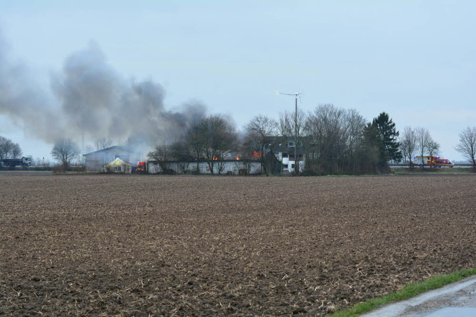 Am Siedlerweg in Erftstadt-Gymnich brannte am Donnerstagmorgen eine Lagerhalle nieder.