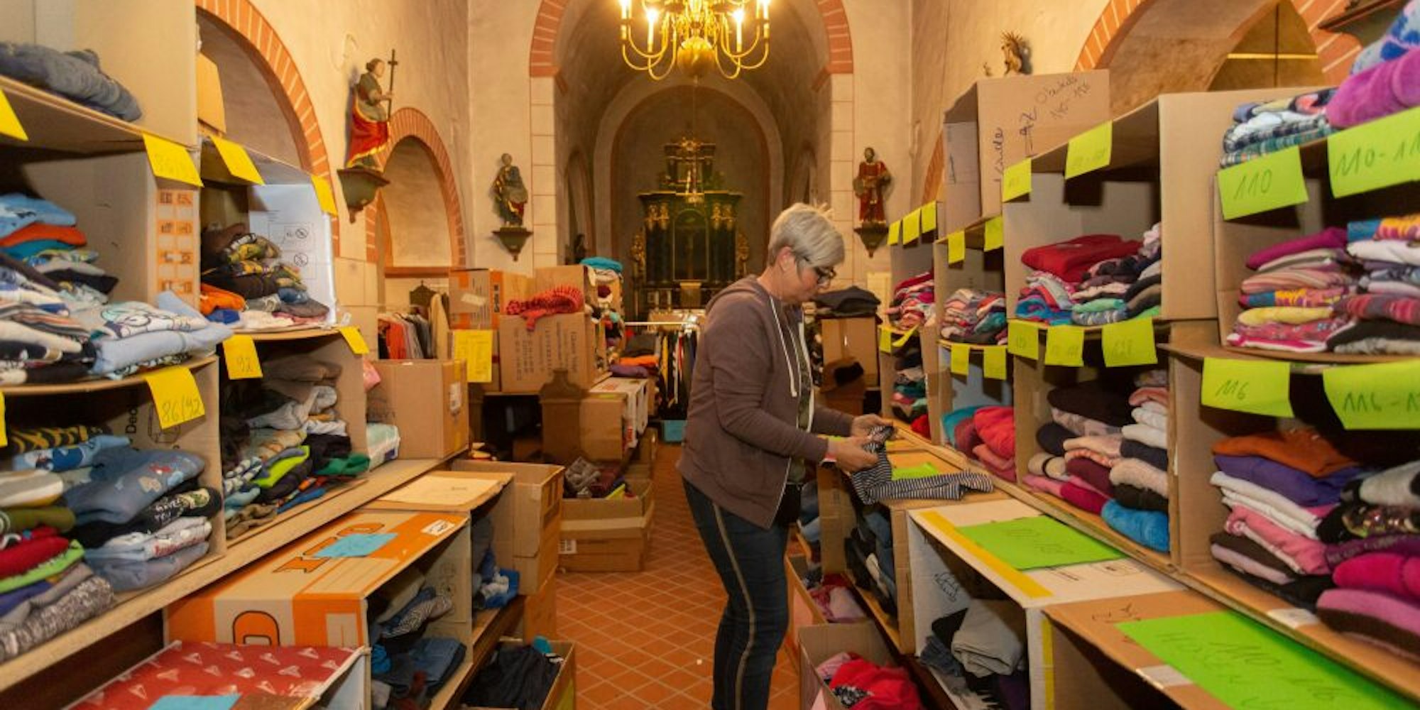 In der Alten Kirche am Odendorfer Zehnthof arbeitet Marion Faßbender im Spendenlager mit.