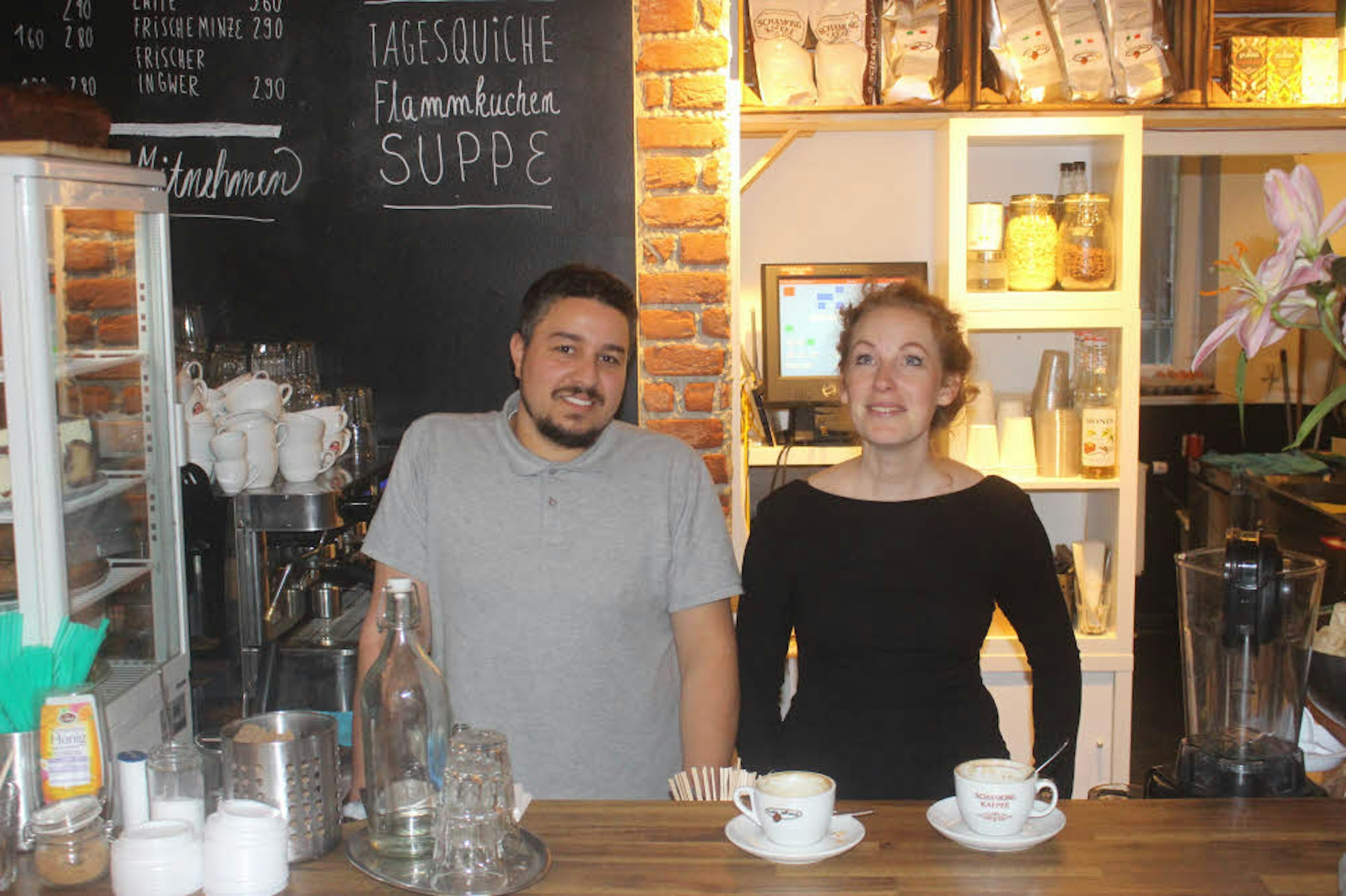 Jennifer Neumann und Sofyen Ben Hamada haben das Café Wohnraum übernommen.