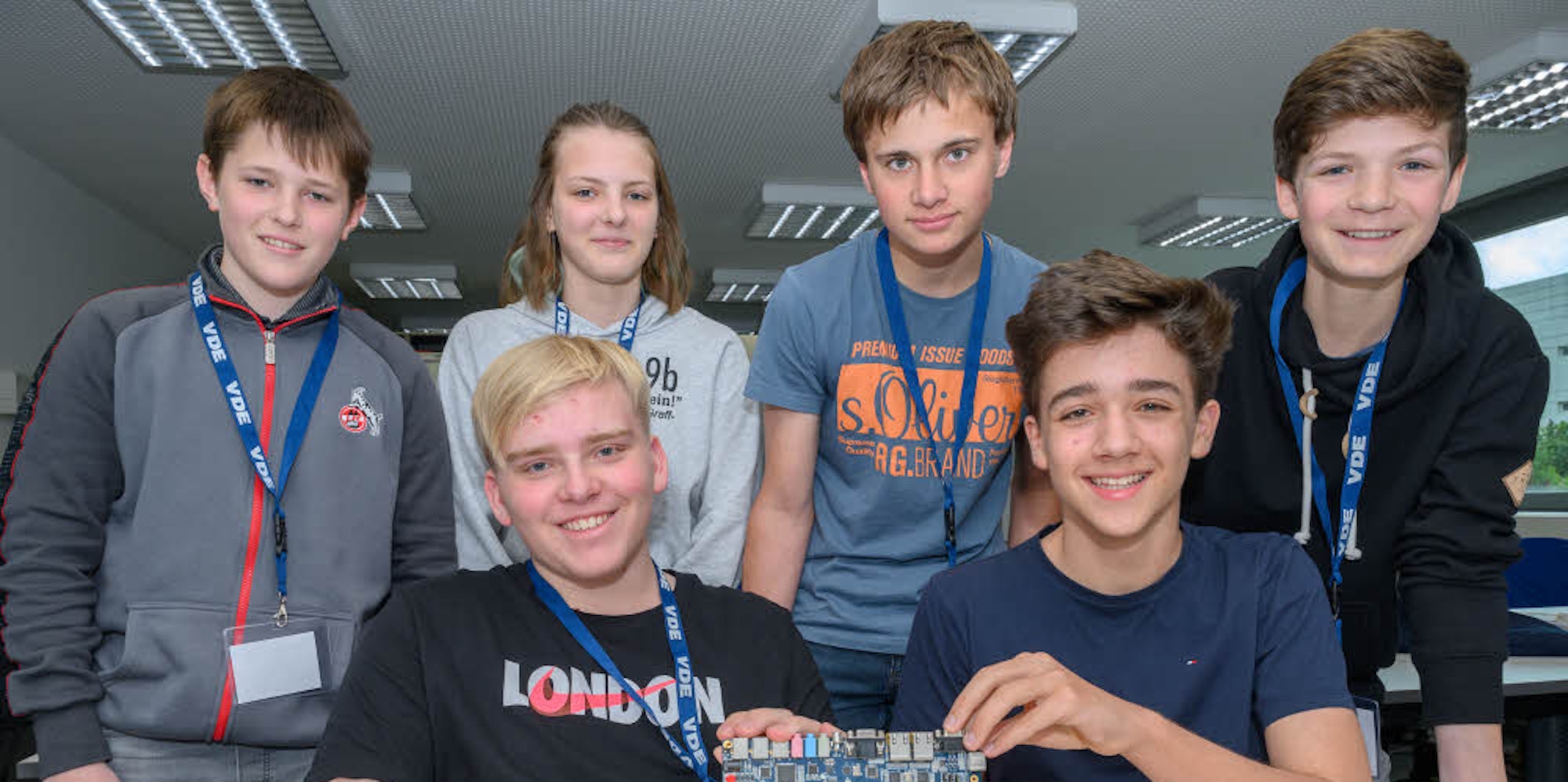 Die erfolgreichen zwei Schülerteams des Gymnasiums Lindlar mit einem selbst programmierten Chip. Auf dem Foto (v.l.): Tom, Justus, Connor, Tara, Andreas und Fabian.