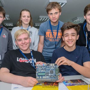 Die erfolgreichen zwei Schülerteams des Gymnasiums Lindlar mit einem selbst programmierten Chip. Auf dem Foto (v.l.): Tom, Justus, Connor, Tara, Andreas und Fabian.