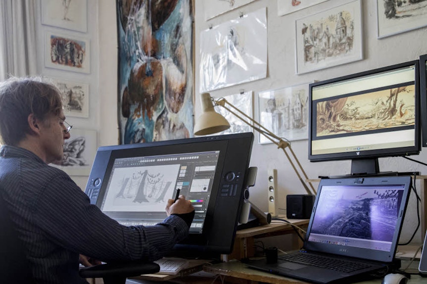Sven Höffer zeichnet auf speziellen Zeichenbildschirmen – zum Beispiel, wenn er Storyboards entwirft. Auch das Südstadtpanorama entstand auf diese Art.