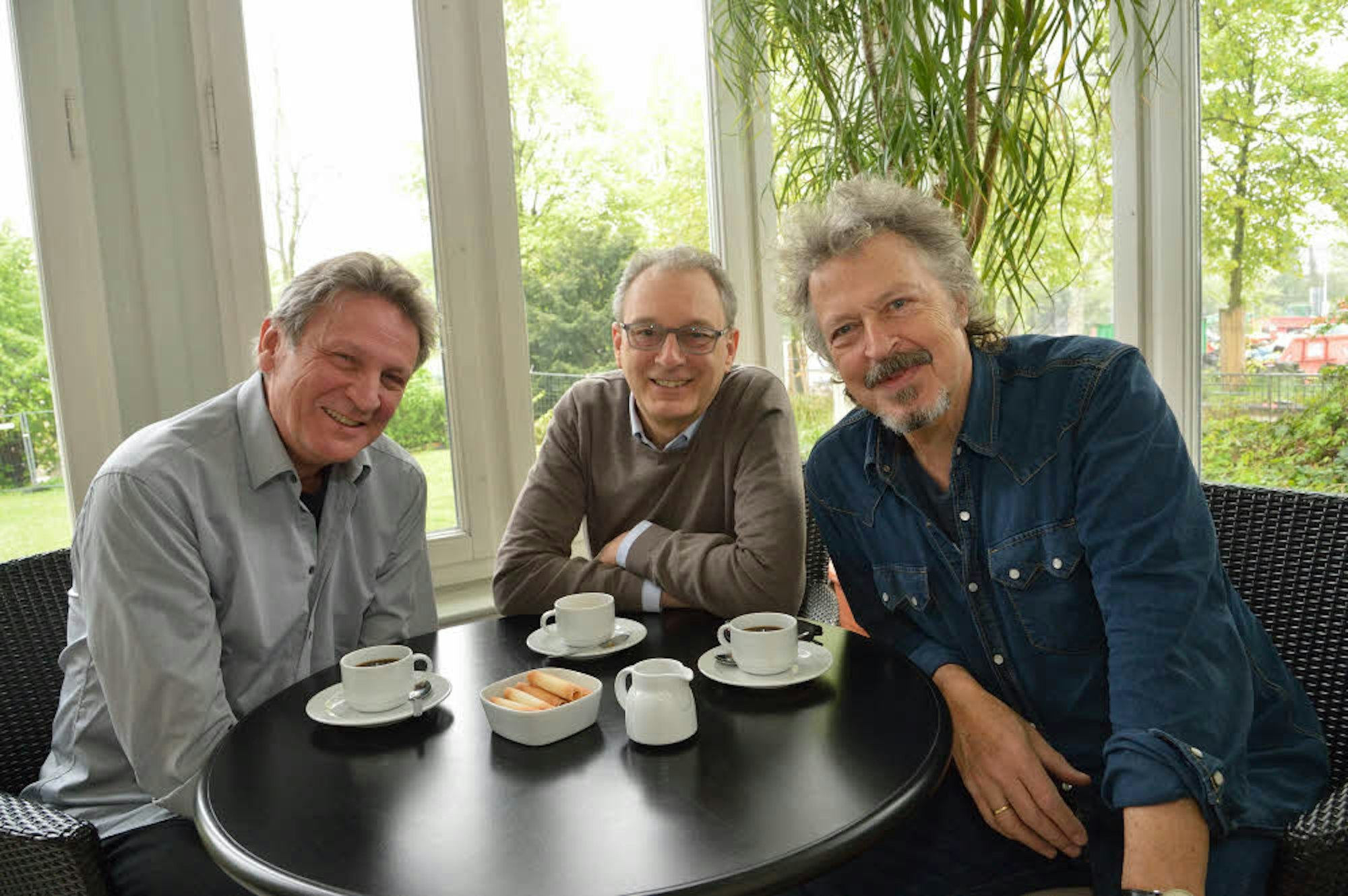 Wieder vereint: Manfred Boecker, Rainer Gross und Wolfgang Niedecken (v. l.) beim Gespräch in der Villa Zanders.
