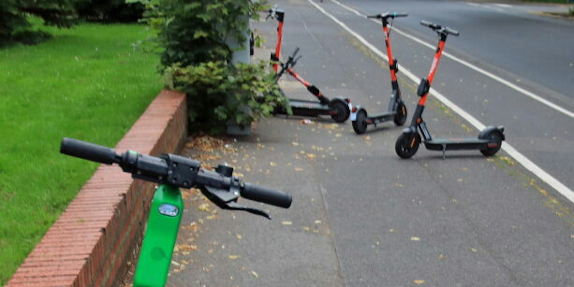 Oft stellen die geparkten E-Scooter ein Hindernis auf dem Bürgersteig oder auf Fahrradwegen dar.