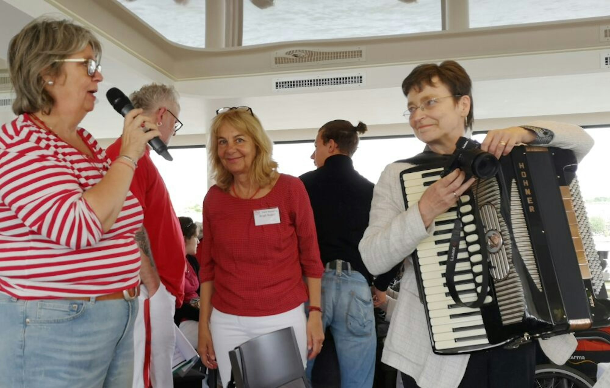 Mit viel Musik und Freude veranstaltete das Seniorennetzwerk eine Schifffahrt für Menschen mit Demenz.