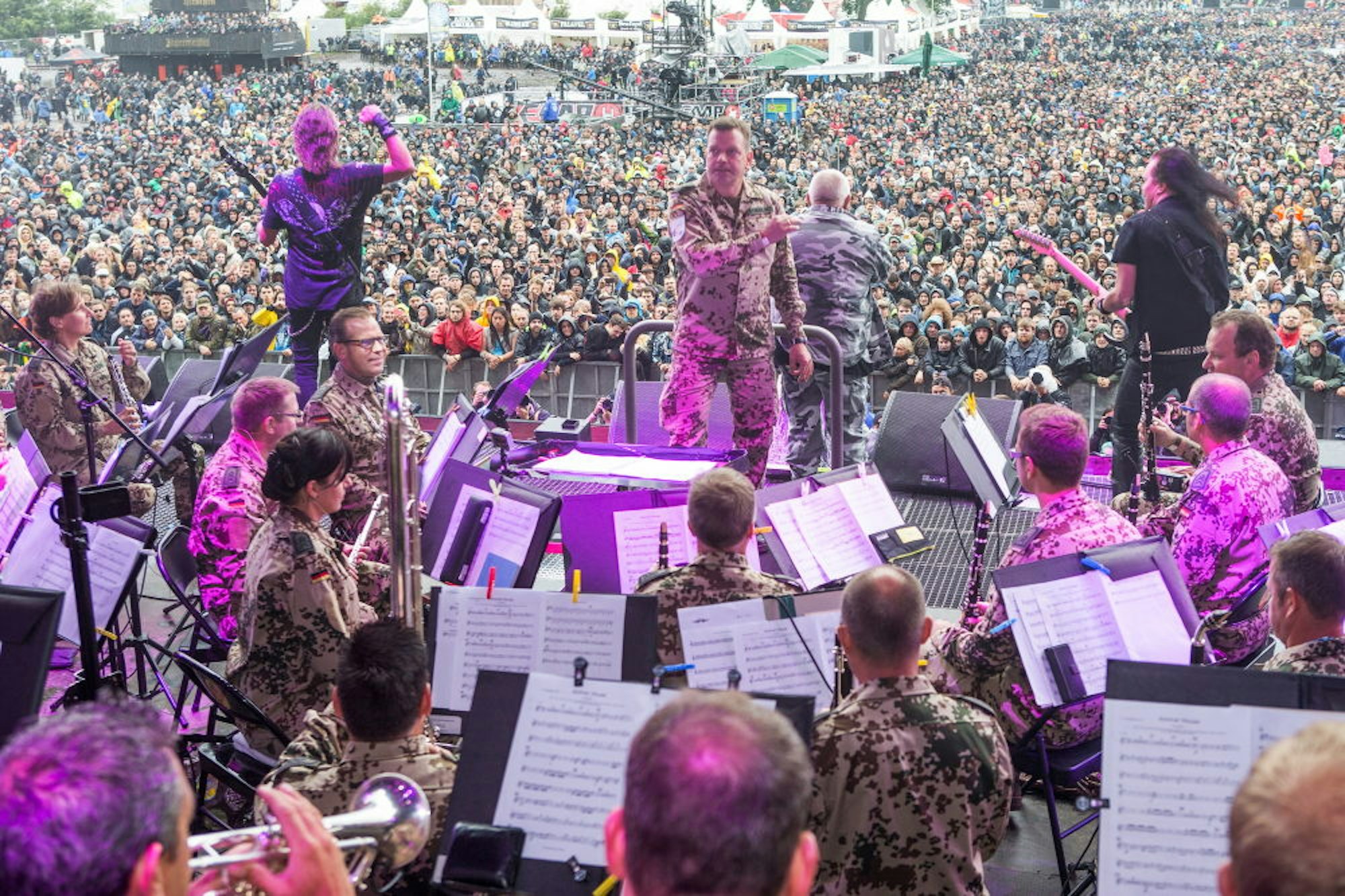 Beim Heavy-Metal-Festival in Wacken 2015 trat das Bundeswehr-Orchester live mit der Band auf.