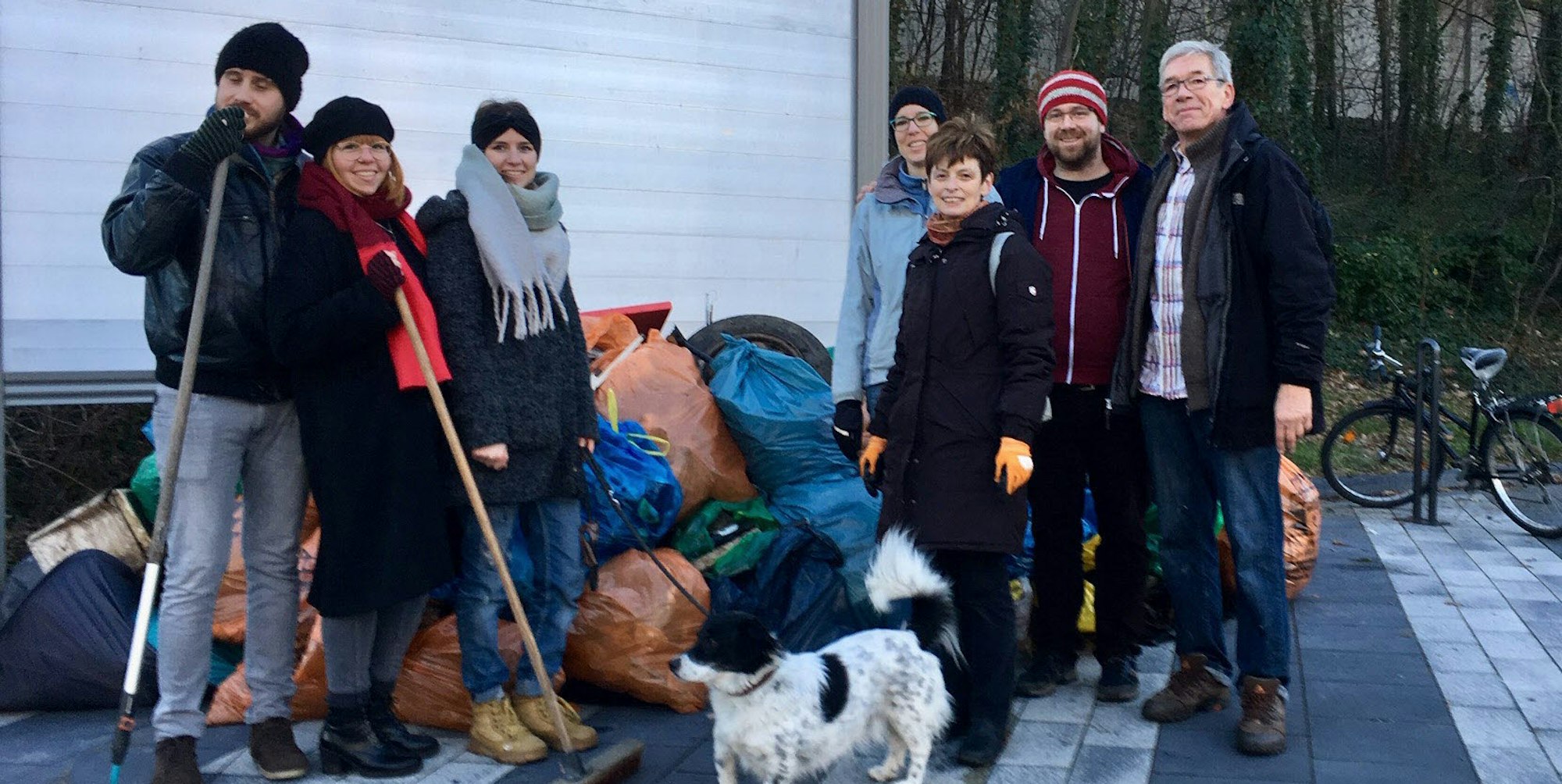 Eine Helfergruppe präsentiert einen Teil der gefüllten Müllsäcke
