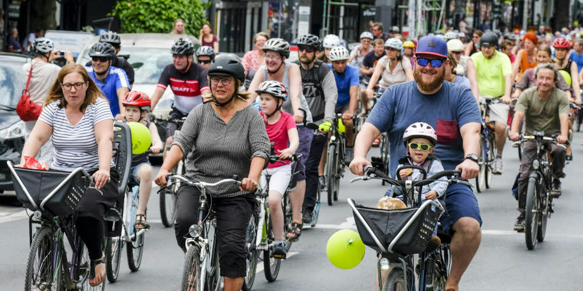 Zweiradfahrer unter sich: Mehrere tausend Radler haben am Sonntag bei der Sternfahrt für bessere Bedingungen für Radfahrer demonstriert.