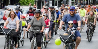 Zweiradfahrer unter sich: Mehrere tausend Radler haben am Sonntag bei der Sternfahrt für bessere Bedingungen für Radfahrer demonstriert.