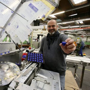 Finanzchef René Holdenried an einer Rasch-Verpackungsmaschine, die Schokoherzen verpackt.