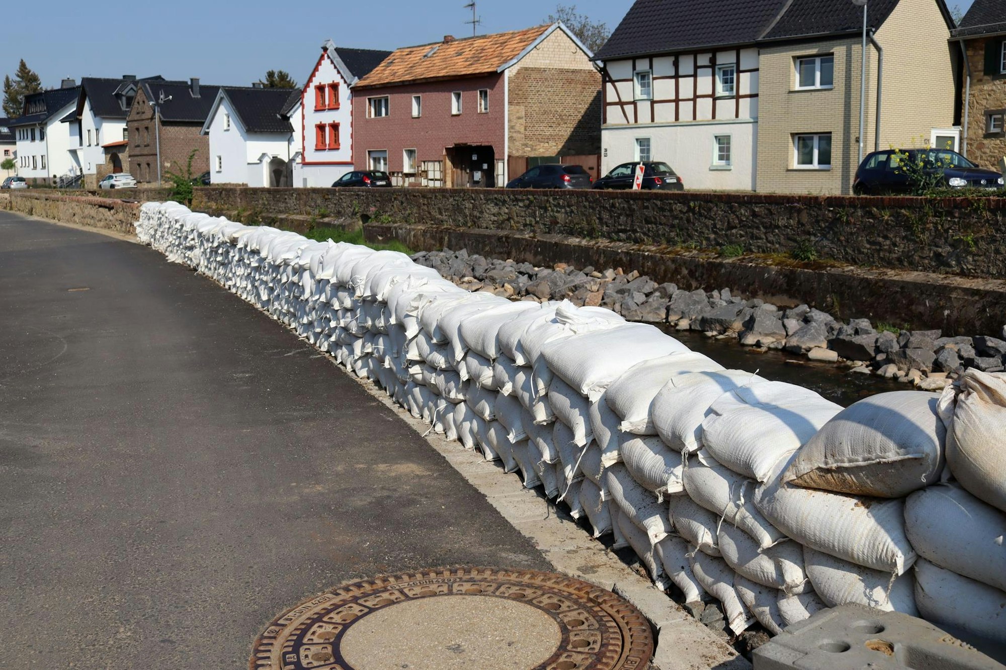Eine etwas eigenwillige Art der Erftmauer: Entlang der Münstereifeler Straße in Arloff wurden Sandsäcke gestapelt.