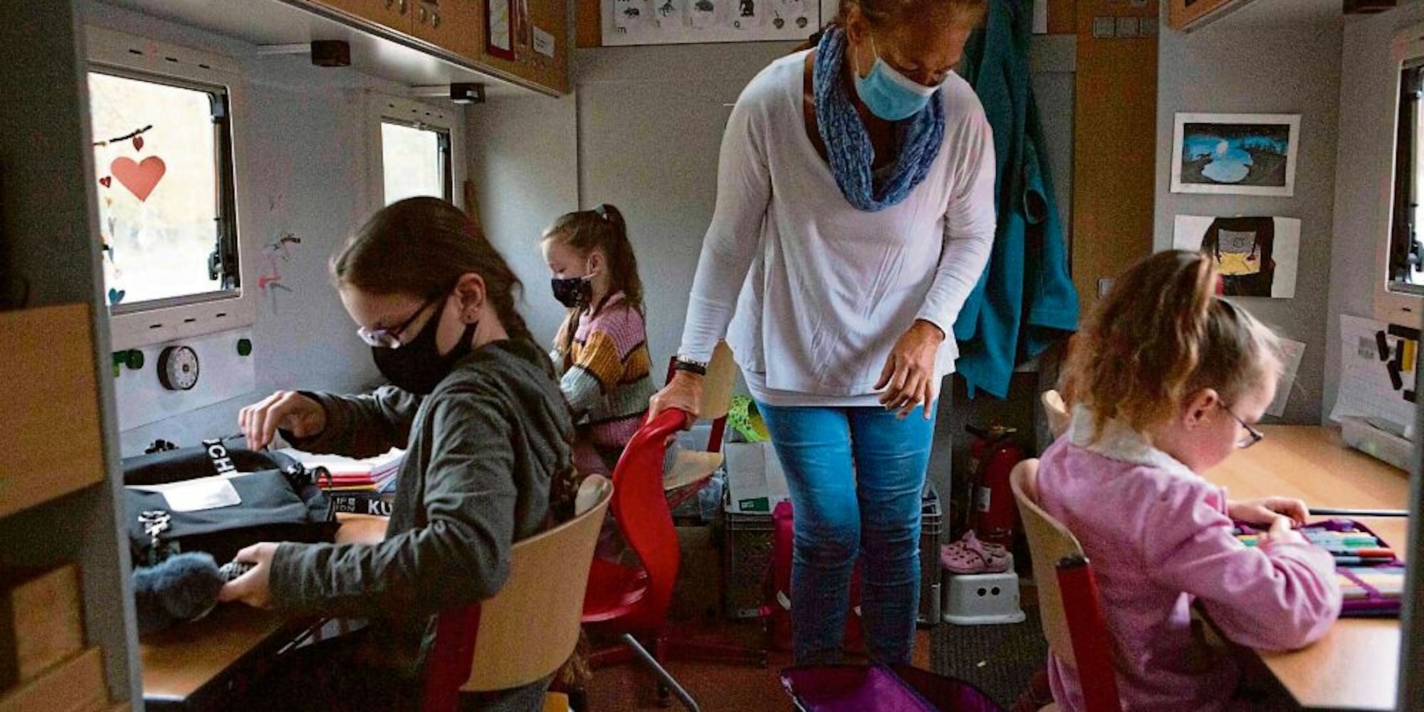 Lehrerin Katja Düsener unterrichtet Samantha (r.), Loreen (l. vorne) und Joana in ihrem Schulbus.