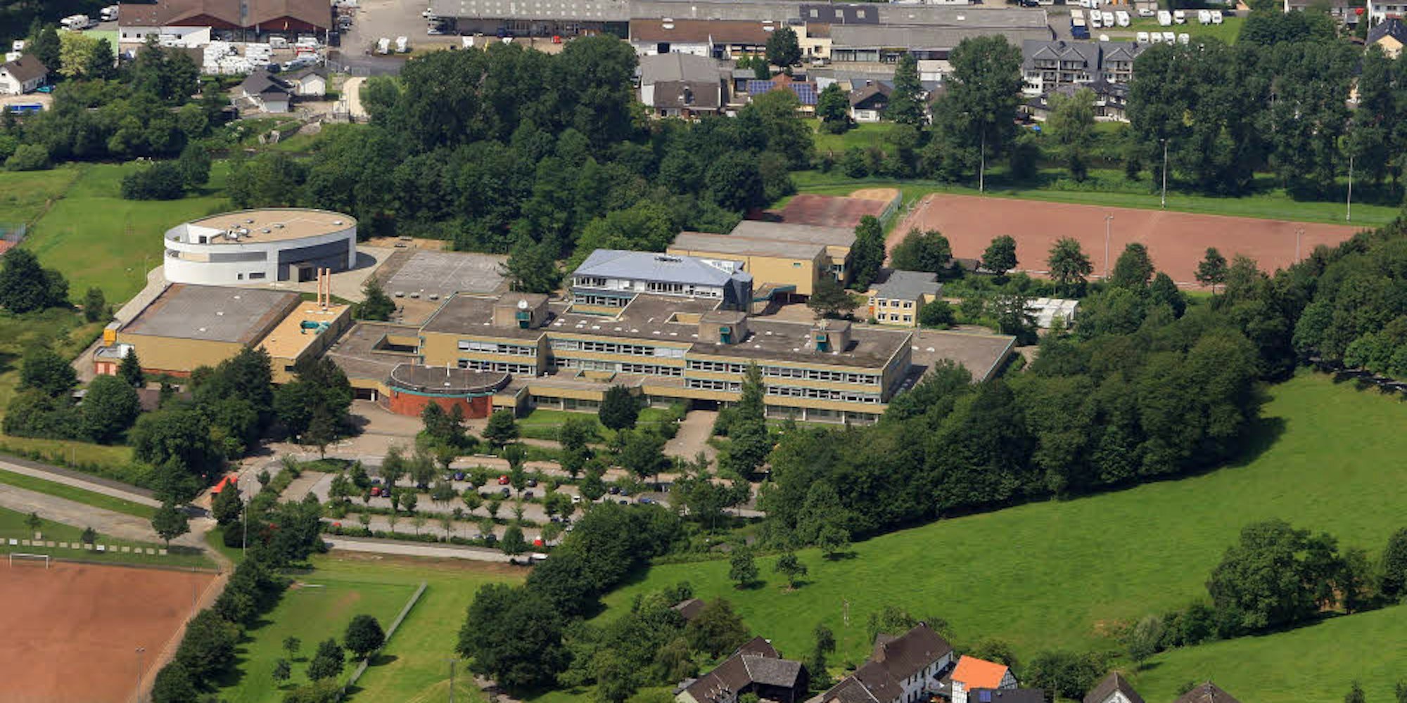 Der Schulkomplex Cyriax in Overath. Das dortige Paul-Klee-Gymnasium hat einen neuen Schulleiter.