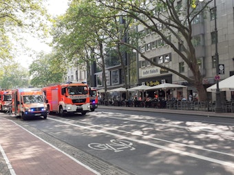 Feuerwehrfahrzeuge fahren über die Kölner Ringe.