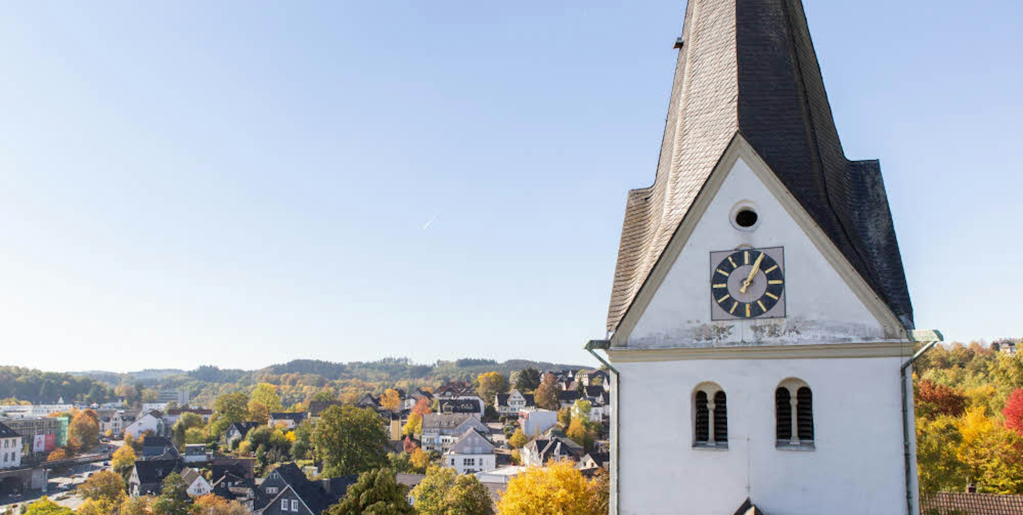Der Kirchturm der evangelischen Kirche in Gummersbach.