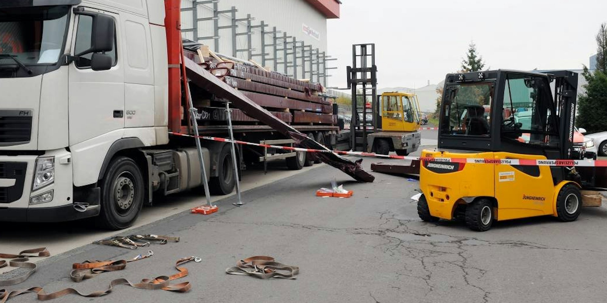 Der Lkw-Fahrer aus dem Börde-Kreis in Sachsen-Anhalt wurde bei dem Unfall tödlich verletzt.