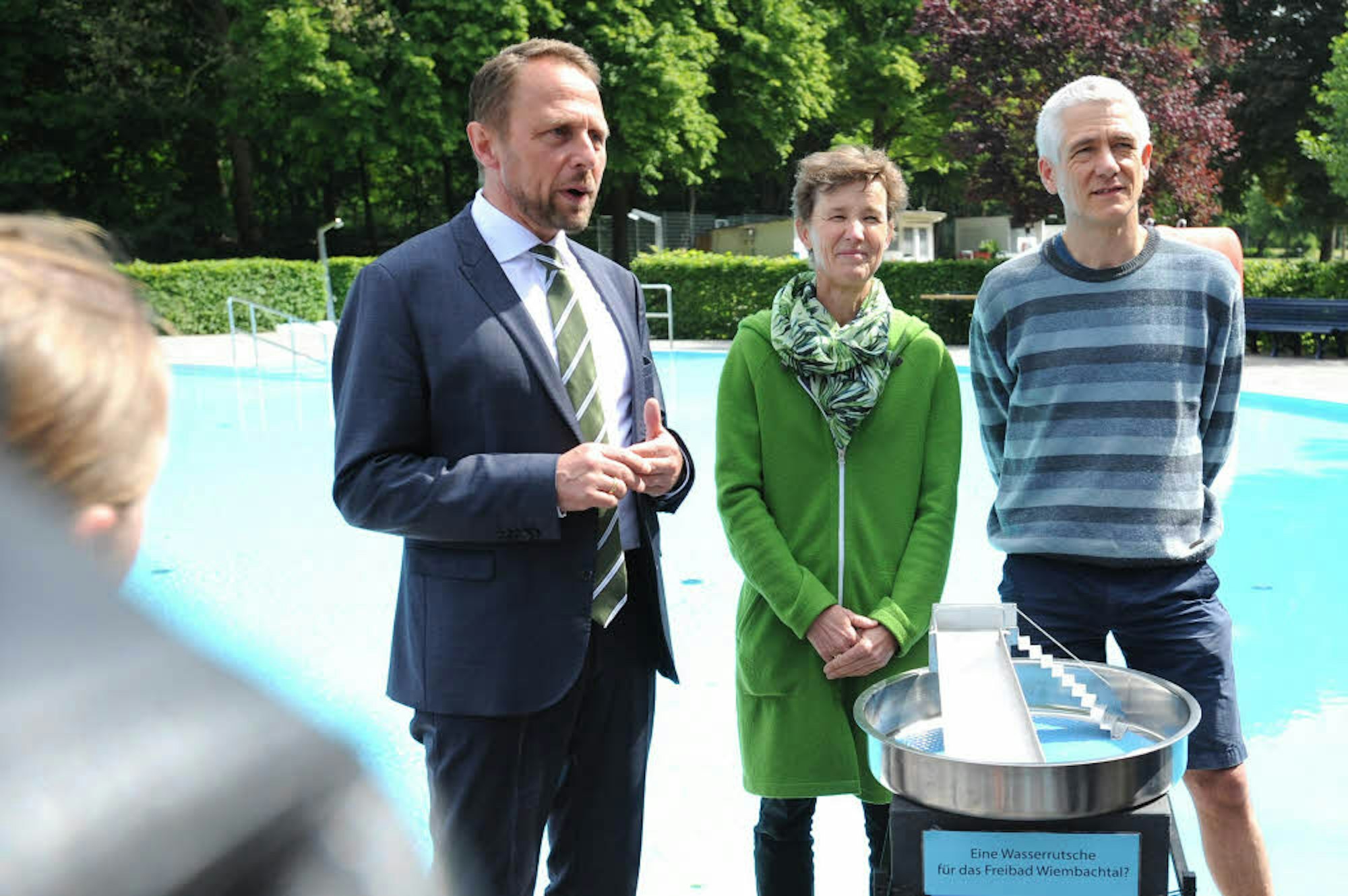 Oberbürgermeister Uwe Richrath bedankte sich bei Petra und Jan Haller für deren Engagement für das Freibad.