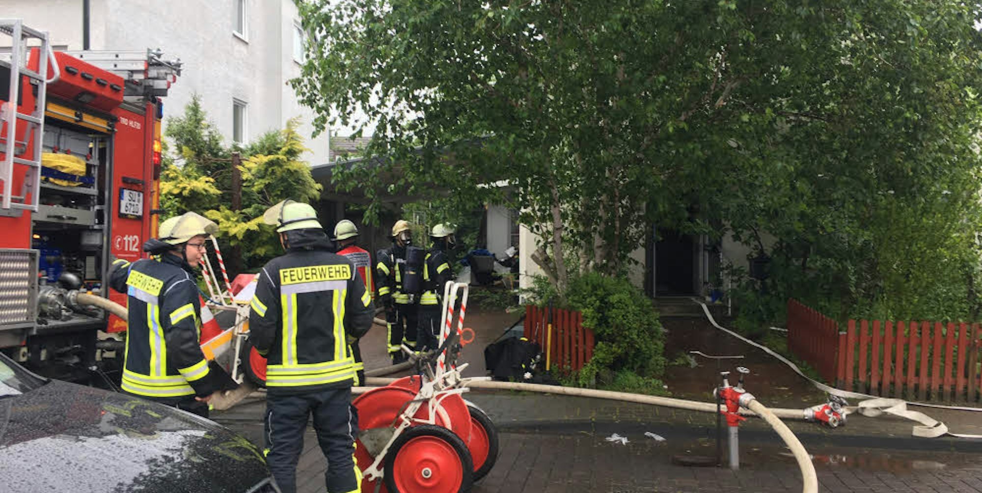 Die Einsatzkräfte konnten das Feuer an der Außenfassade des Hauses schnell löschen.