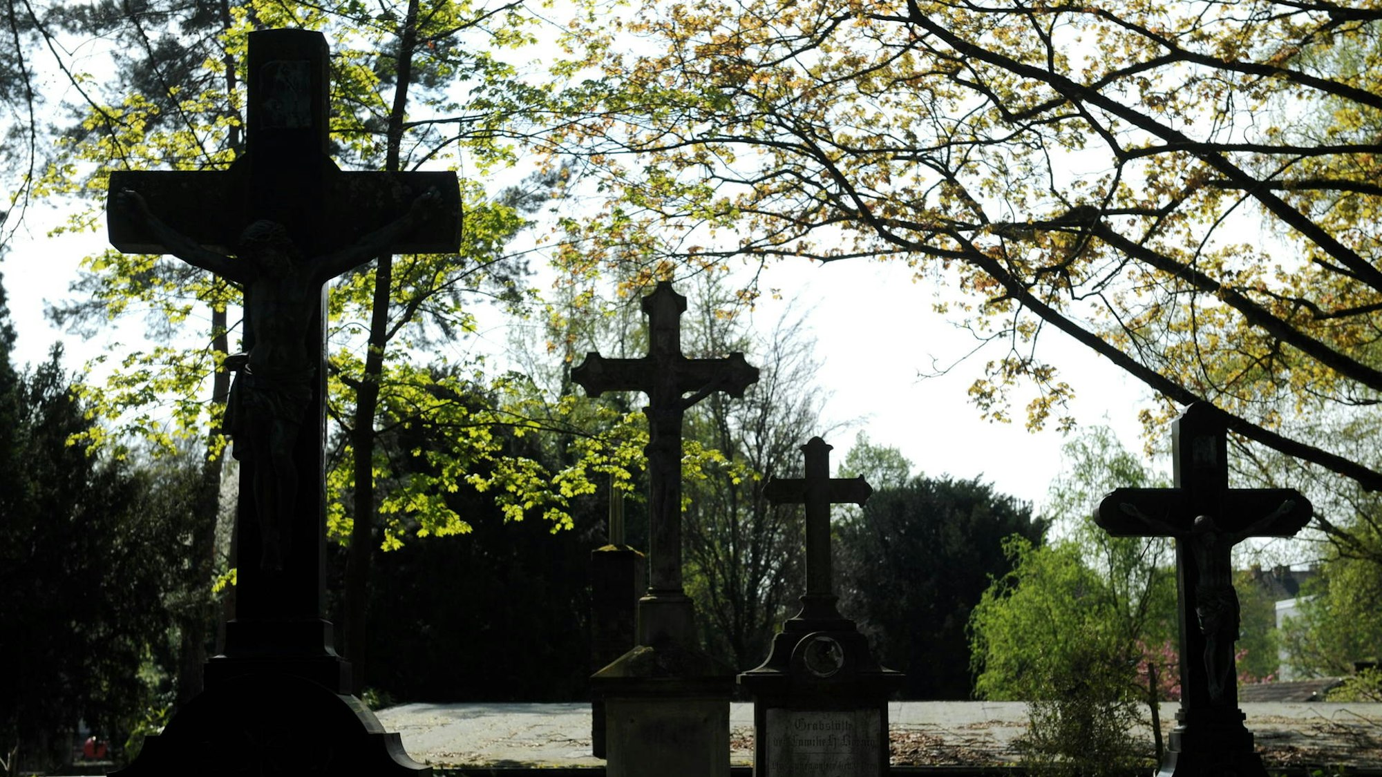 Kreuze auf einem Friedhof
