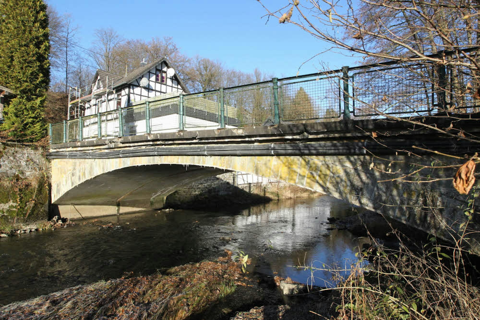 Die Felderhoferbrücke – Früher Querung für die Bröltalbahn, heute bei Autofahrern, Fußgängern und Bewohnern gleichermaßen beliebt
