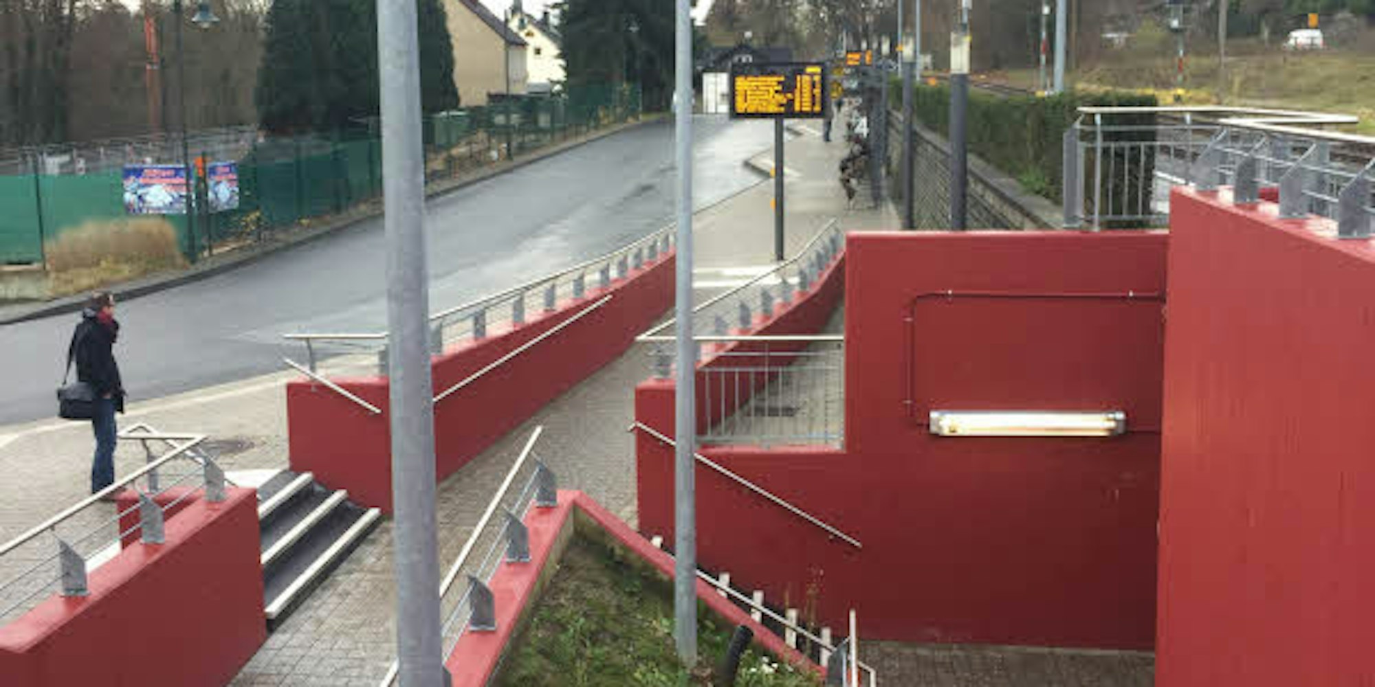 Am Bahnhof Rösrath sind die Rampen, die den barrierefreien Zugang zum Bahnsteig 2 schaffen, seit 2017 fertig.
