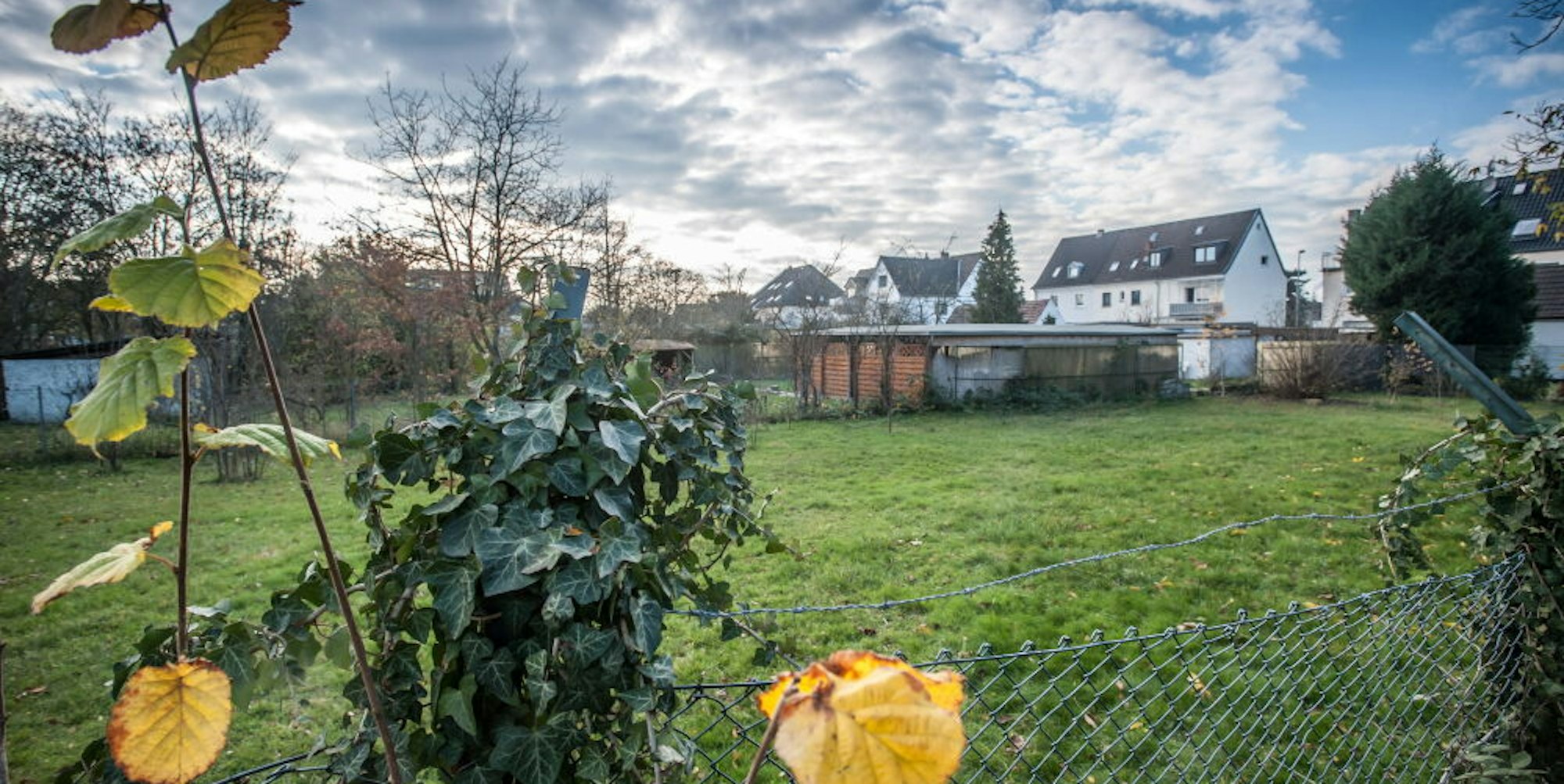 Auch das Gartengelände in der Siedlung Neuenhof in Küppersteg steht auf der Liste der Kita-Bauprojekte.