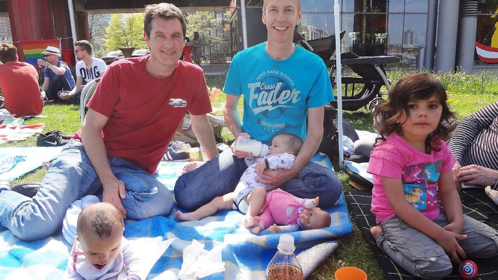 Axel Haase (links) und Jürgen Haase (rechts) mit ihren drei Töchtern Jasmin (4) und den Zwillingen Anna und Alisha beim Picknick. Diese Aufnahme stammt aus dem letzten Sommer.