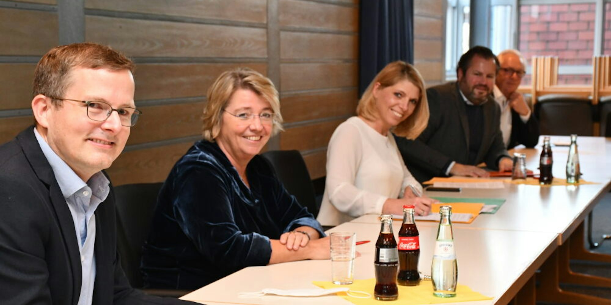 Zufrieden mit dem Verhandlungsergebnis sind Hendrik Fuchs und Britta Bojung von den Grünen sowie Gudrun Baer, Björn Burzinski und Rüdiger Winkler von der CDU (v.l.).