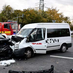 Drei Menschen wurden gestern bei einem Verkehrsunfall an der Kreuzung Frechener Straße/ Firmenichstraße verletzt.