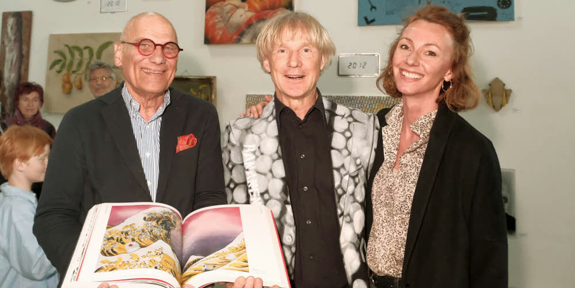 Verleger Michael Wienand (l.), Künstler Thomas Baumgärtel und Ehefrau und Grafikerin Nicole Meyer