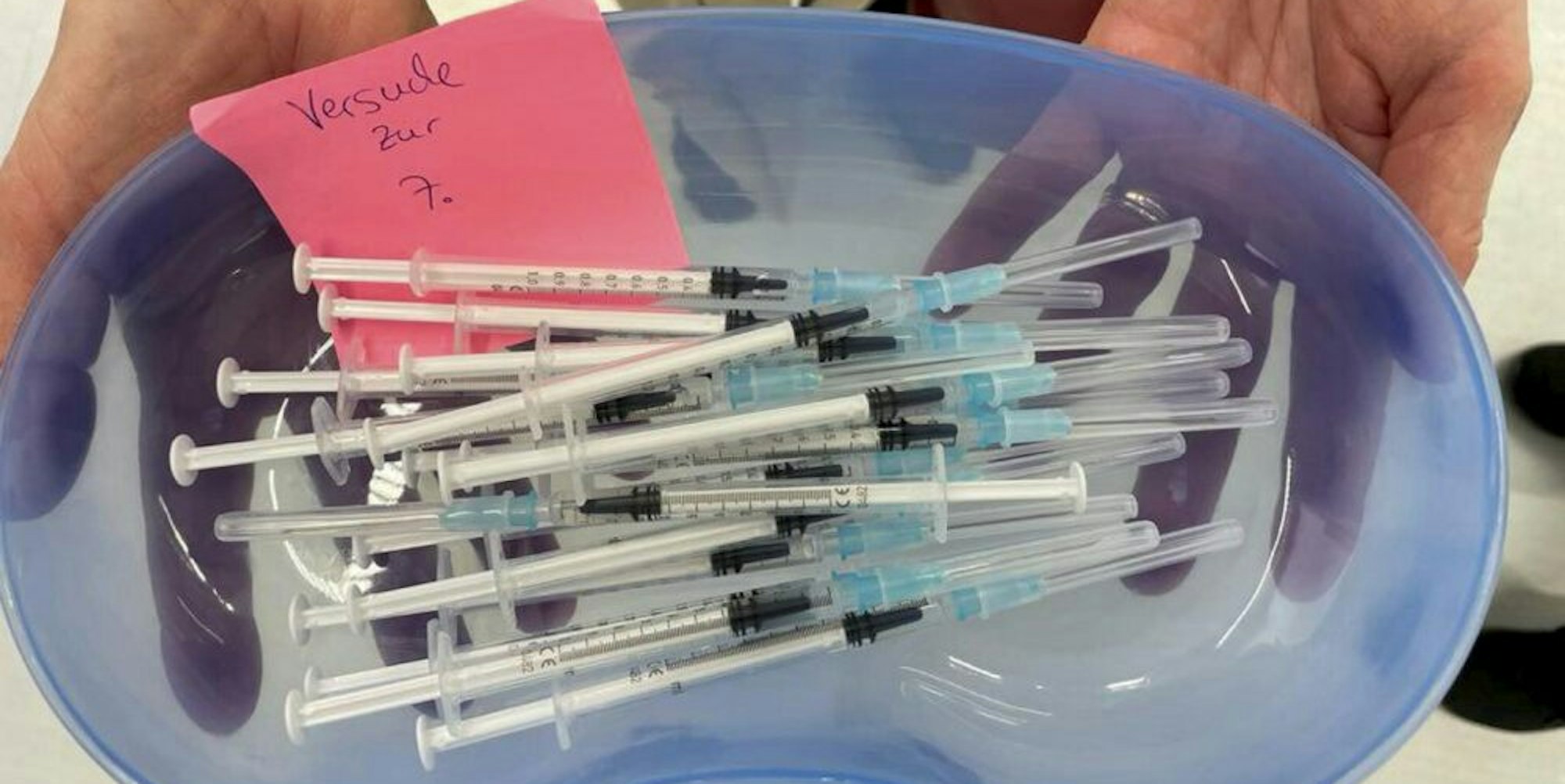 Laut Impfarzt unbrauchbar: Vom Ministerium gelieferte Spritzen, mit denen sich keine siebte Impfdosis aus einer Ampulle aufziehen ließ.