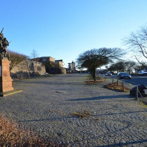 Die Fläche vor dem Bensberger Schloss ist durch die Straße zum Innenhof zweigeteilt: Auf dem Foto sind die beiden Eingangsgebäude zu erkennen.