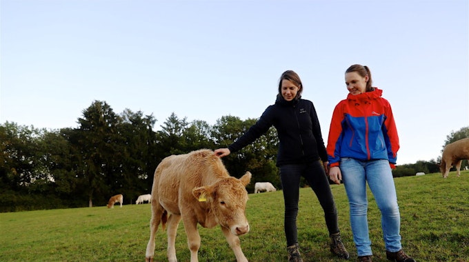 Charolais-Limousin-Kreuzungen wie Anna werden auf dem Lindenhof gezüchtet. Romy (l.) und Katharina Linden wollen nach dem Prinzip der Solidarischen Landwirtschaft künftig auch Gemüse anbauen.