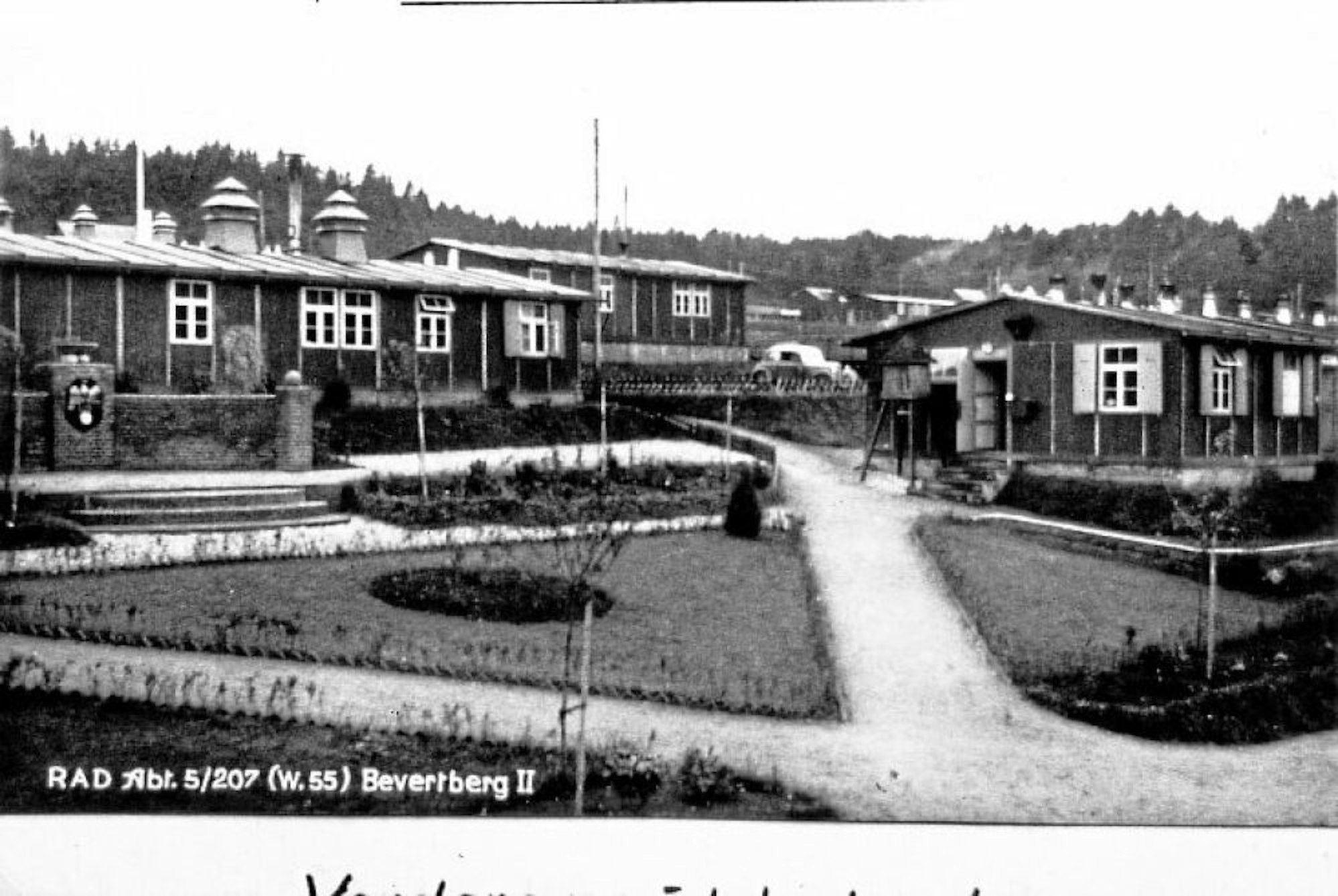 Auf einem historischen Foto ist das Lager Bevertberg, etwa drei Kilometer von Berk entfernt, zu sehen.