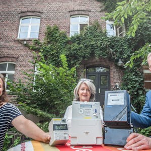 Den Stromzähler im Blick (v.l.): Marianne Ackermann vom Naturgut, Martha Wallraff vom gleichnamigen Elektrohändler und Thomas Eimermacher (EVL) suchen den Energiespar-Weltmeister.