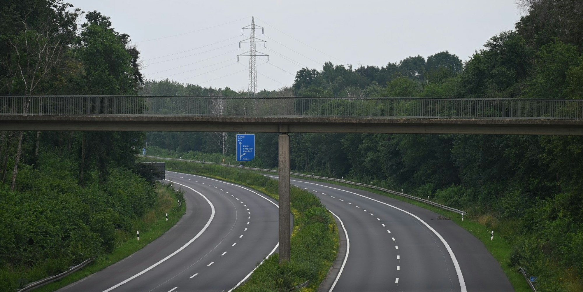 Die Autobahn bei Erftstadt ist gesperrt. 
