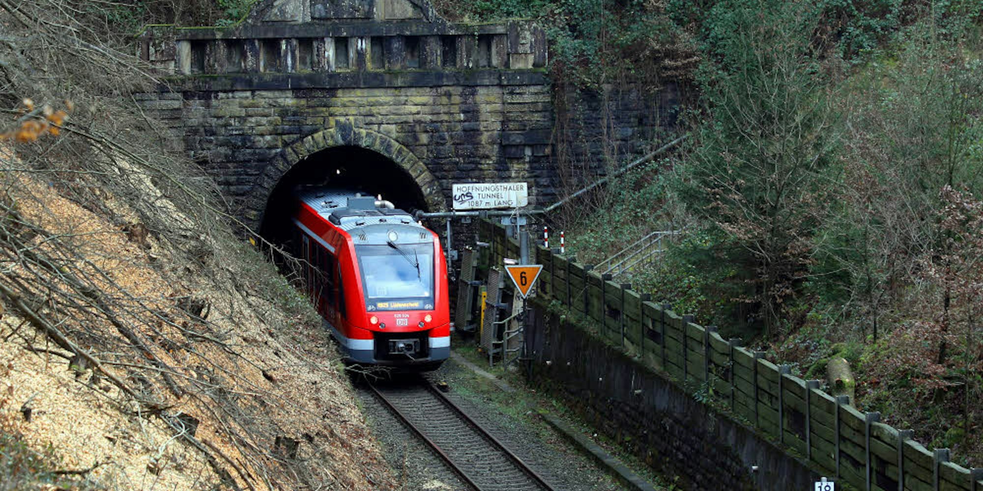 Seit 1910 verbindet der Hoffnungsthaler Tunnel das Sülz- und das Aggertal. Jetzt wird er für einen Gleisaustausch gesperrt.