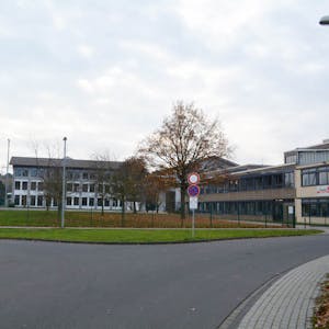 Zwischen Dreifachturnhalle (links) und ehemaligem Hauptschulgebäude wird der neue Anbau für die Gesamtschule entstehen.