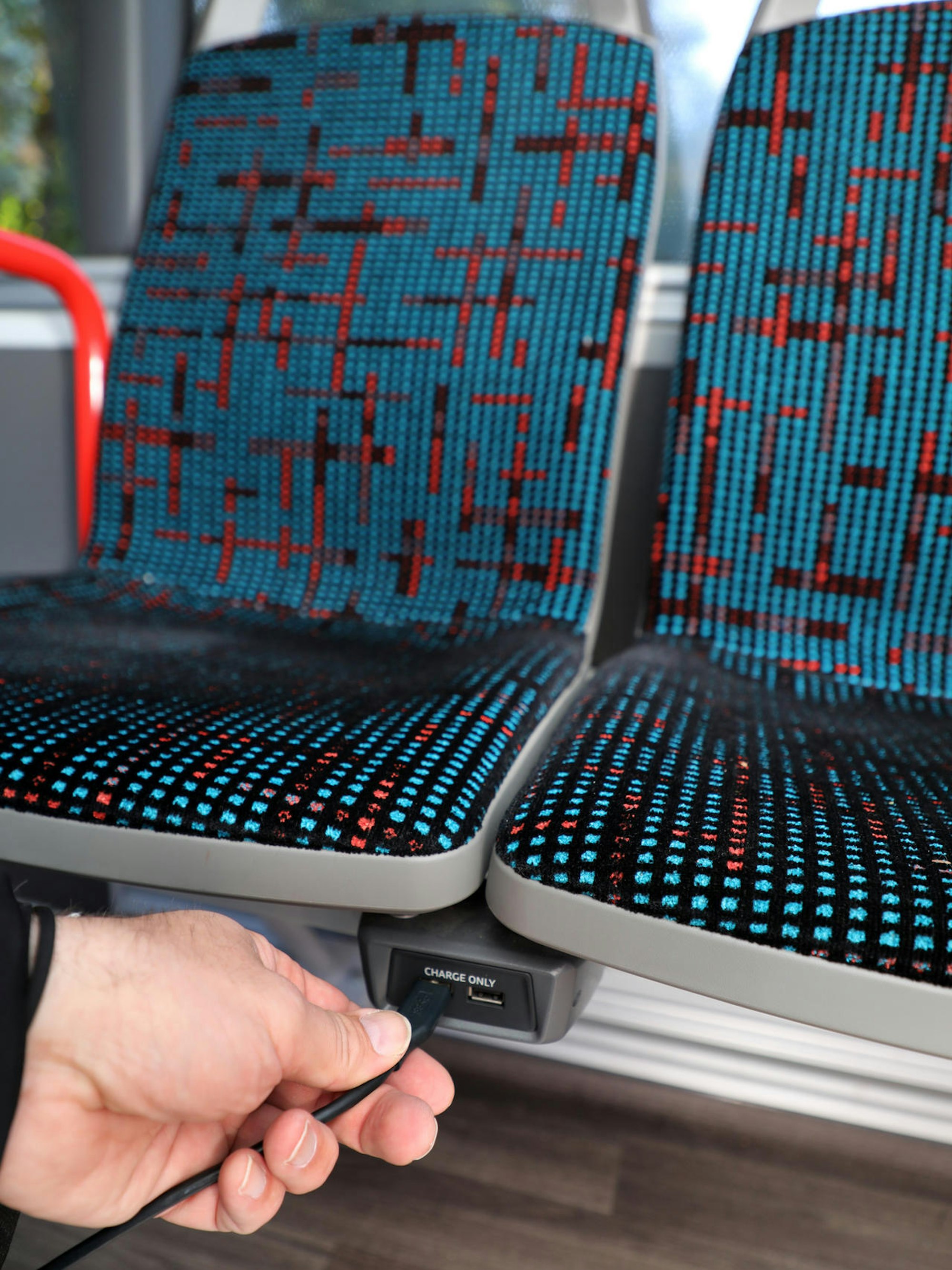 Per USB-Anschluss unterm Bussitz lassen sich Handys laden.