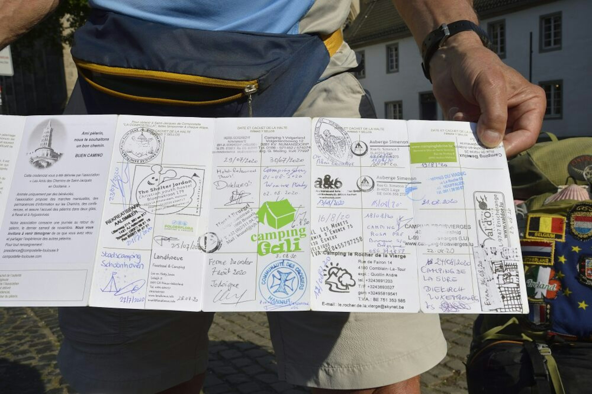 Auf seinem Pilgerpass hält Bernard Burel jede seiner vielen Reisestationen anhand von Stempeln und Unterschriften fest.