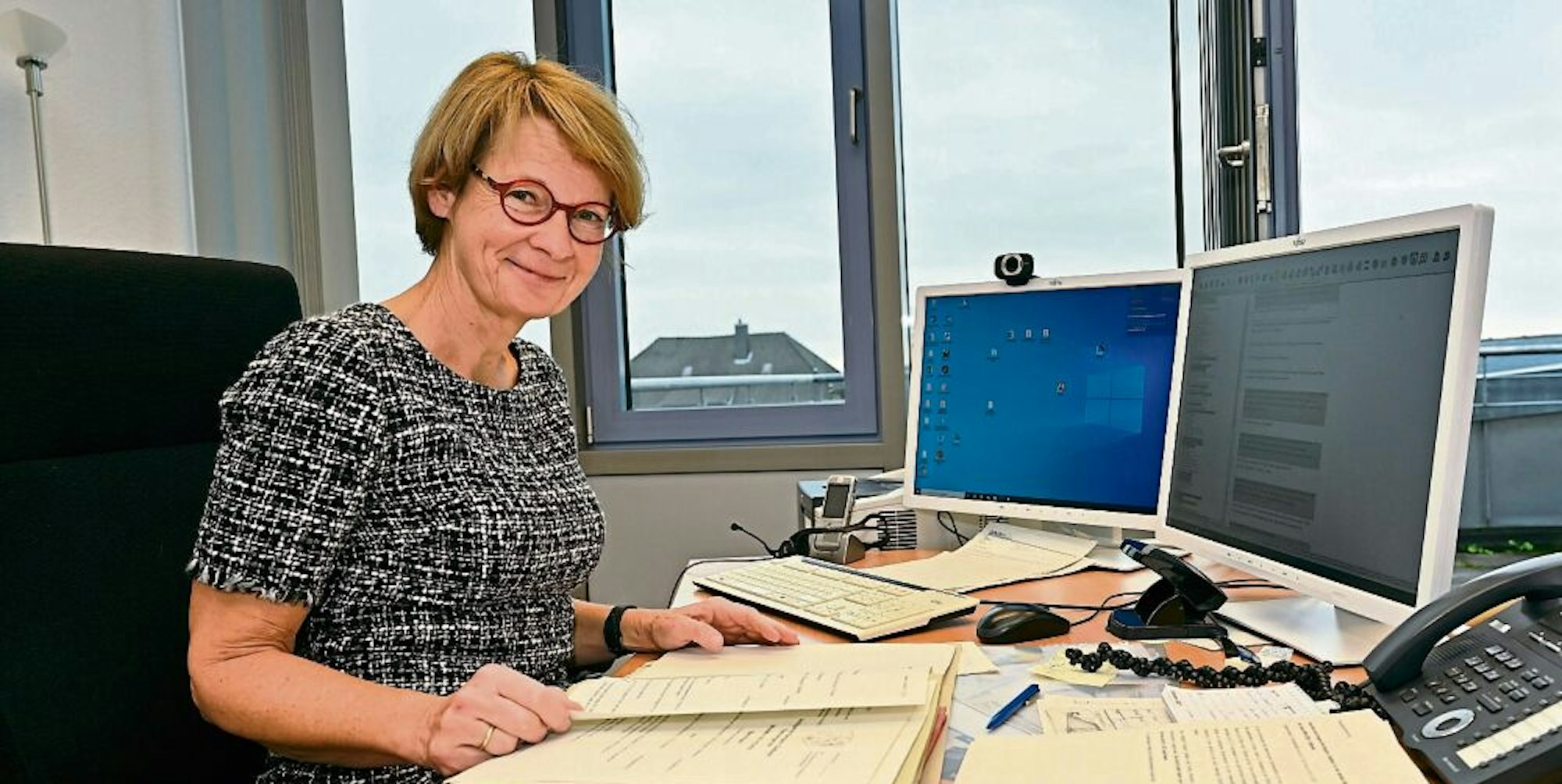 Sie führt das altehrwürdige Bensberger Amtsgericht ins Digital-Zeitalter: Johanna Saul-Krickeberg an ihrem Arbeitsplatz.