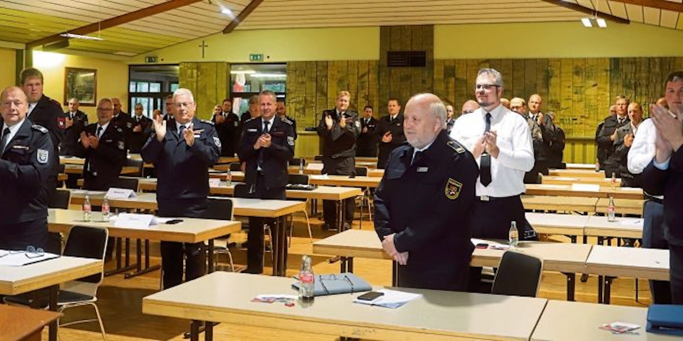Applaus zum Abschied gab es für Udo Crespin (vorne). Der ehemalige Kreisbrandmeister hat auch den Vorsitz im Feuerwehrverband abgegeben.