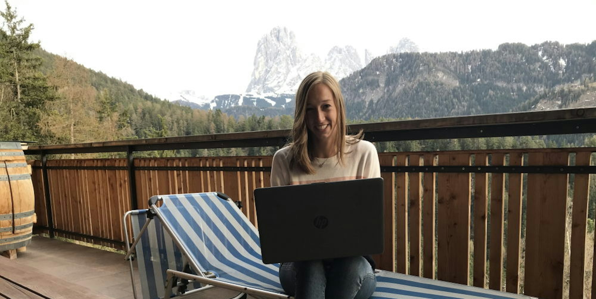 Balkon statt Seminarraum: Elena Runggaldier startet das neue Semester an der Hochschule von Südtirol aus.