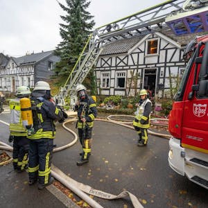 Die Ursache für den Brand in einem Fachwerkhaus an der Steeger Straße in Engelskirchen blieb zunächst ungeklärt.