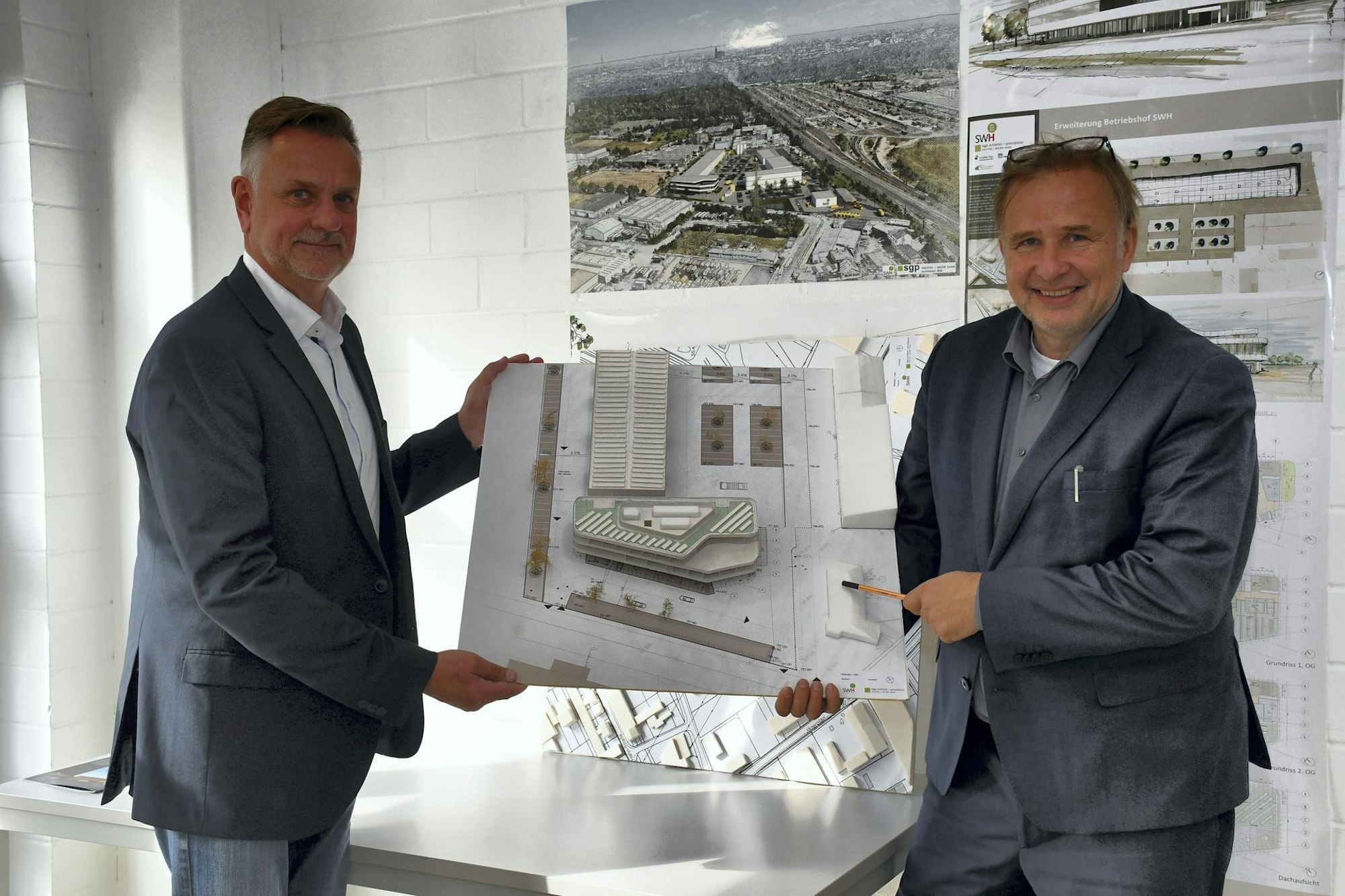 Ein Modell des Betriebsgebäudes der Stadtwerke zeigen Kai Wapenhans (Stadtwerke) und Architekt Friedrich P. Hachtel (r.) .
