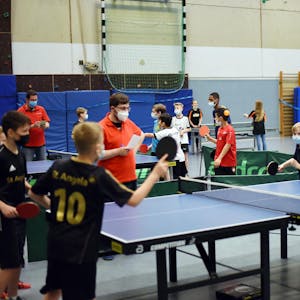 In der Sporthalle Marienheide traten 140 Kinder zwischen 11 und 13 Jahren beim Tischtennis an.