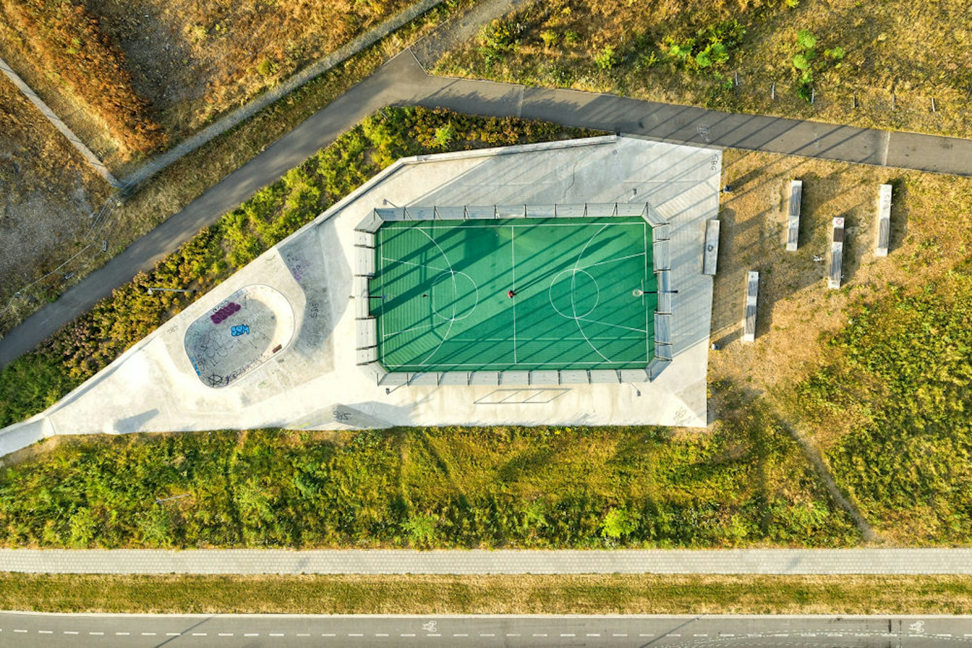 Die Drohne sieht drauf: Hier auf das Basketball-Spielfeld in der Neuen Bahnstadt. 