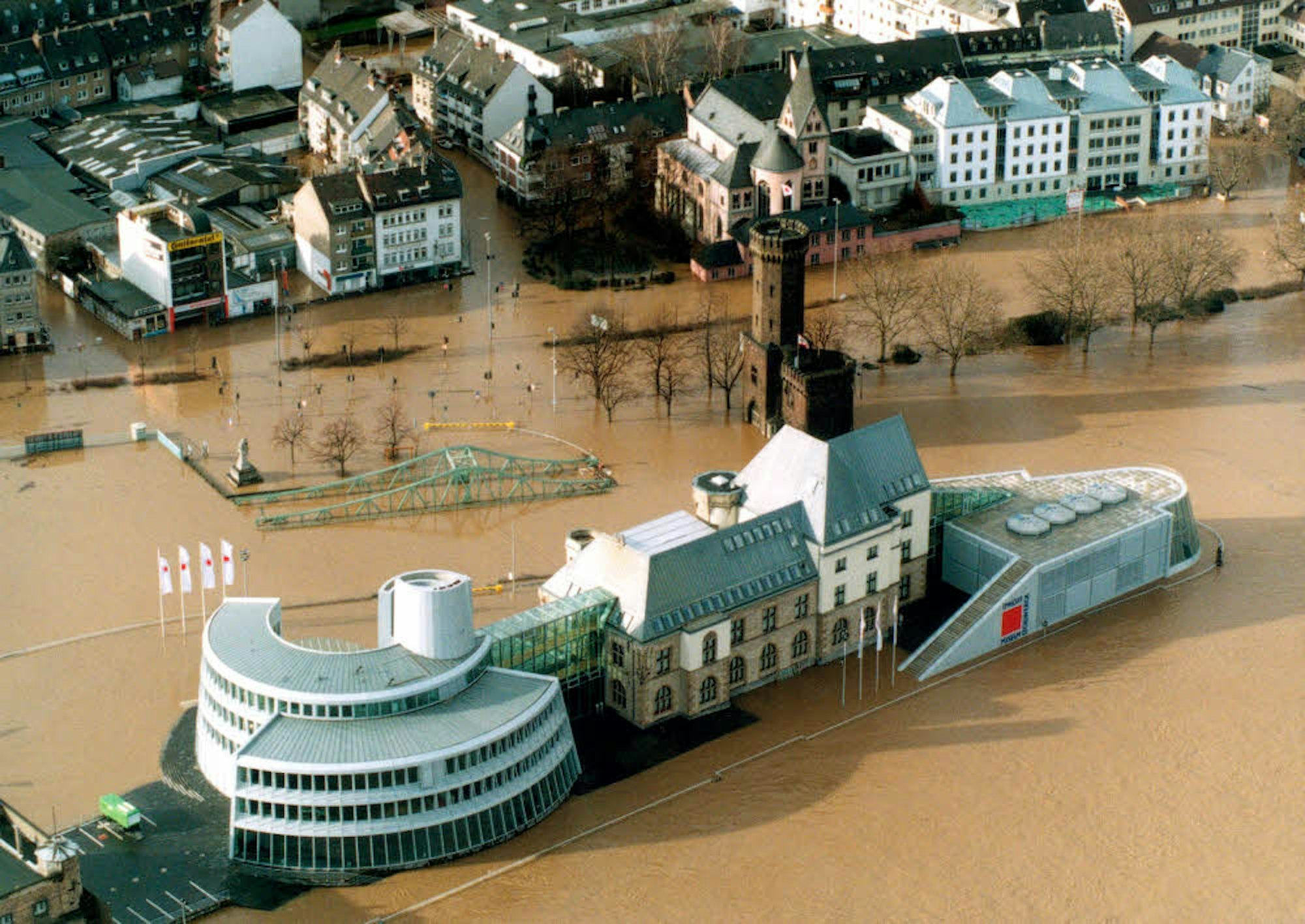 Jahrhundertflut 1995: Das Kölner Schokoladenmuseum wird zur Insel.