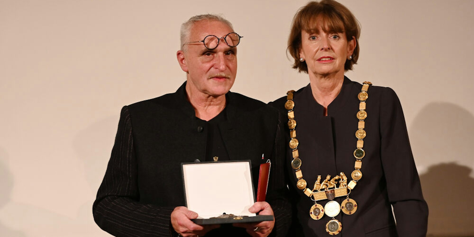 Der Lyriker José F. A. Oliver erhielt von Oberbürgermeisterin Henriette Reker den Heinrich-Böll-Preis 2021.